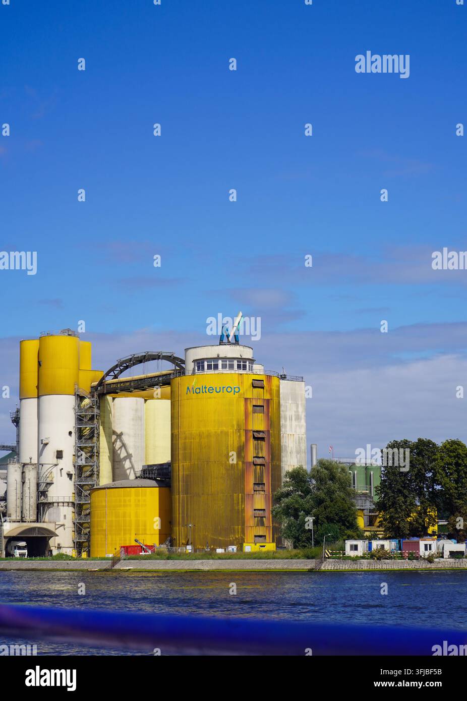 Impianto industriale di malting Malteurop e silos di stoccaggio sul canale di navigazione verso Westerplatte. Foto Stock