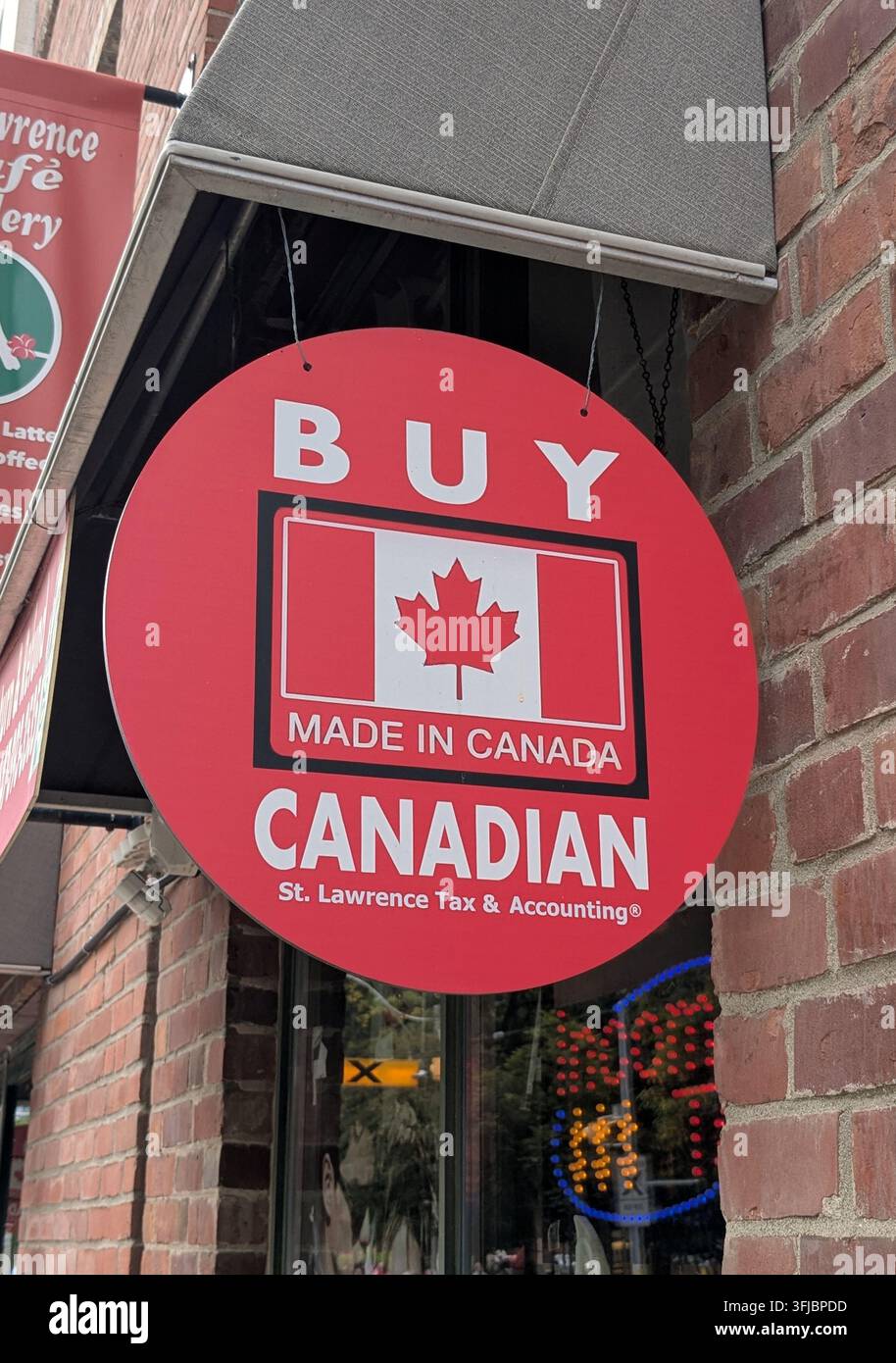 Insegna che esorta le persone a comprare prodotti canadesi invece di importazioni statunitensi mentre continua la guerra commerciale con gli Stati Uniti. Foto Stock