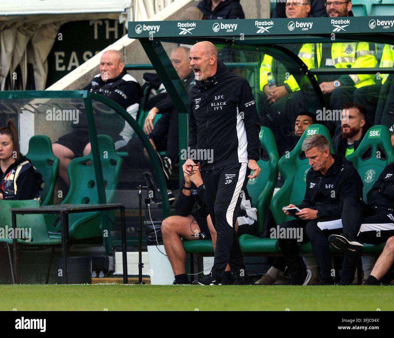 EDIMBURGO, SCOZIA - 19 SETTEMBRE: L'allenatore ad interim degli Hibs, David John Potter, urla istruzioni ai suoi giocatori durante la partita della William Hill Premiership tra Hibernian e Aberdeen all'Easter Road, Edimburgo, Scozia, il 19 settembre 2026. ( Credit: Ian Jacobs/Alamy Live News Foto Stock