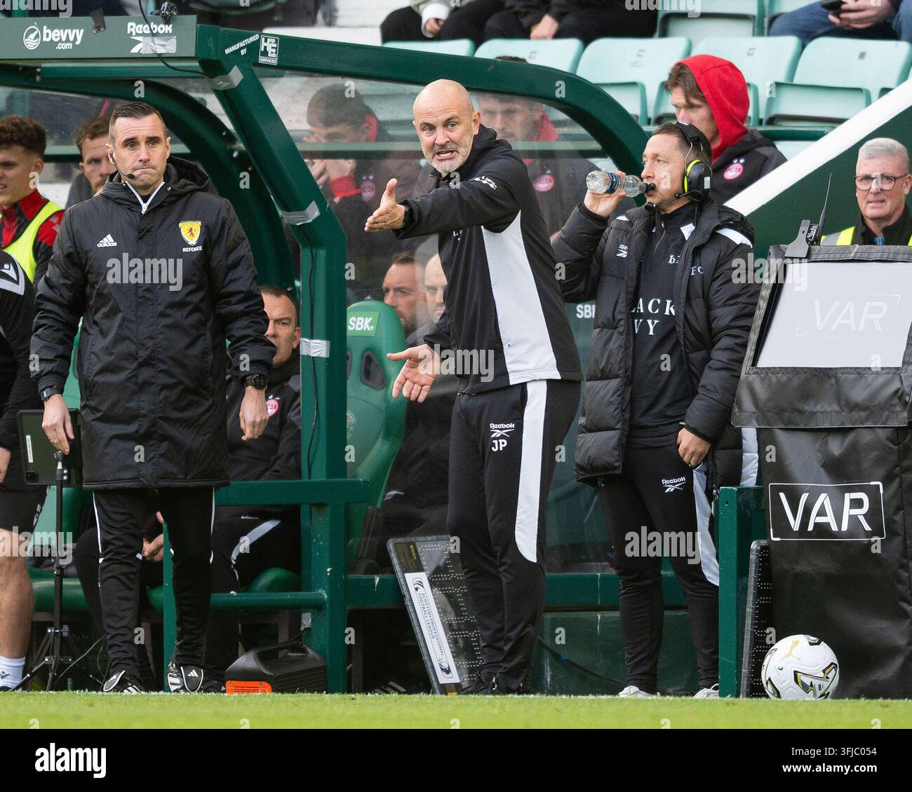 EDIMBURGO, SCOZIA - 19 SETTEMBRE: L'allenatore ad interim degli Hibs, David John Potter, urla istruzioni ai suoi giocatori durante la partita della William Hill Premiership tra Hibernian e Aberdeen all'Easter Road, Edimburgo, Scozia, il 19 settembre 2026. ( Credit: Ian Jacobs/Alamy Live News Foto Stock