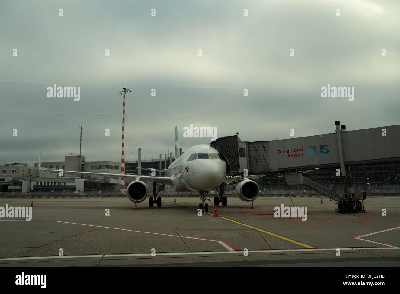 Aereo passeggeri parcheggiato a un ponte di imbarco all'aeroporto di Düsseldorf Foto Stock