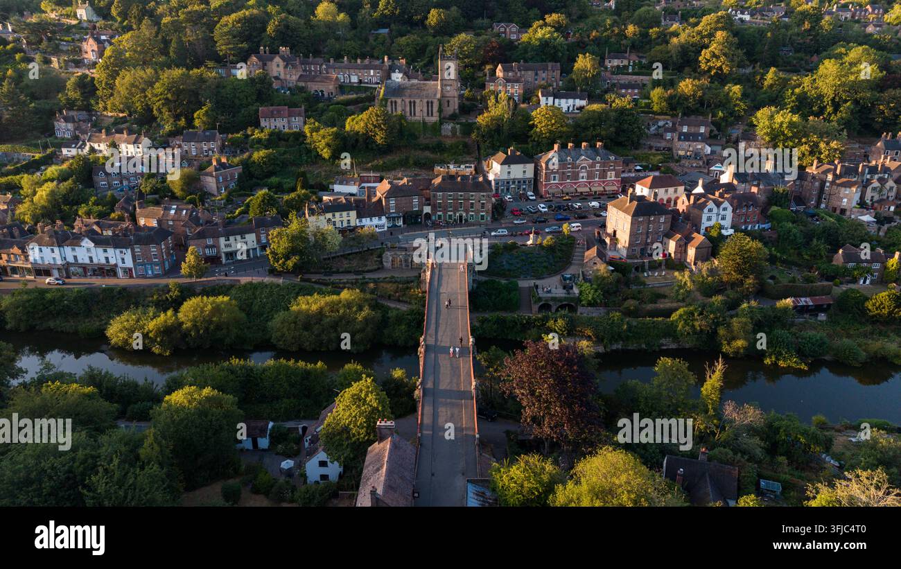 Vista aerea con drone del ponte di ferro storico e della chiesa di San Luca a Ironbridge, Shropshire, Inghilterra Foto Stock