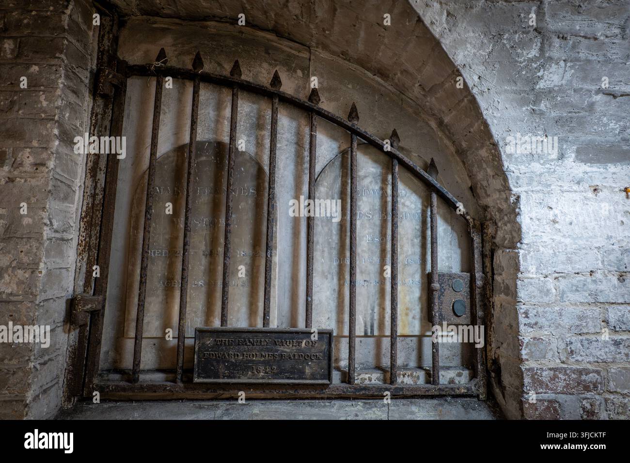 Volta familiare chiusa a chiave nella cripta della chiesa Foto Stock