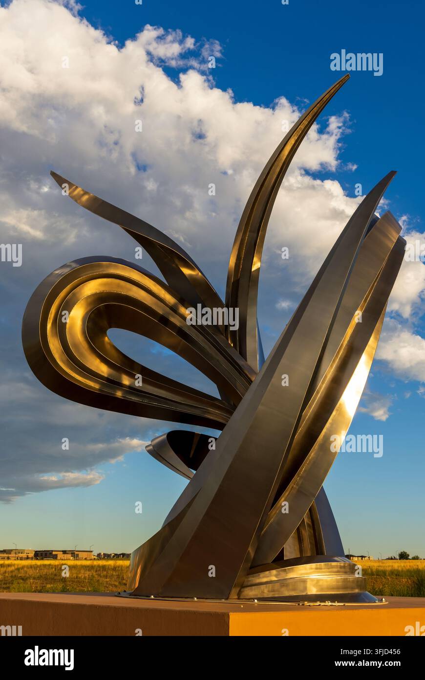 Aurora, Colorado – 6 settembre 2026: La scultura Ethereal Bliss, un’opera in acciaio inossidabile alta 23 piedi creata dallo scultore Hunter Brown e install Foto Stock
