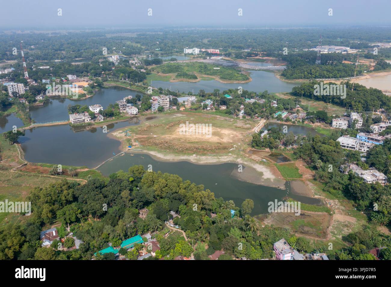 Vista aerea con drone del vasto paesaggio di Kaliakair a Gazipur, Bangladesh. L'immagine cattura il mix di verde, insediamenti, agricolt Foto Stock