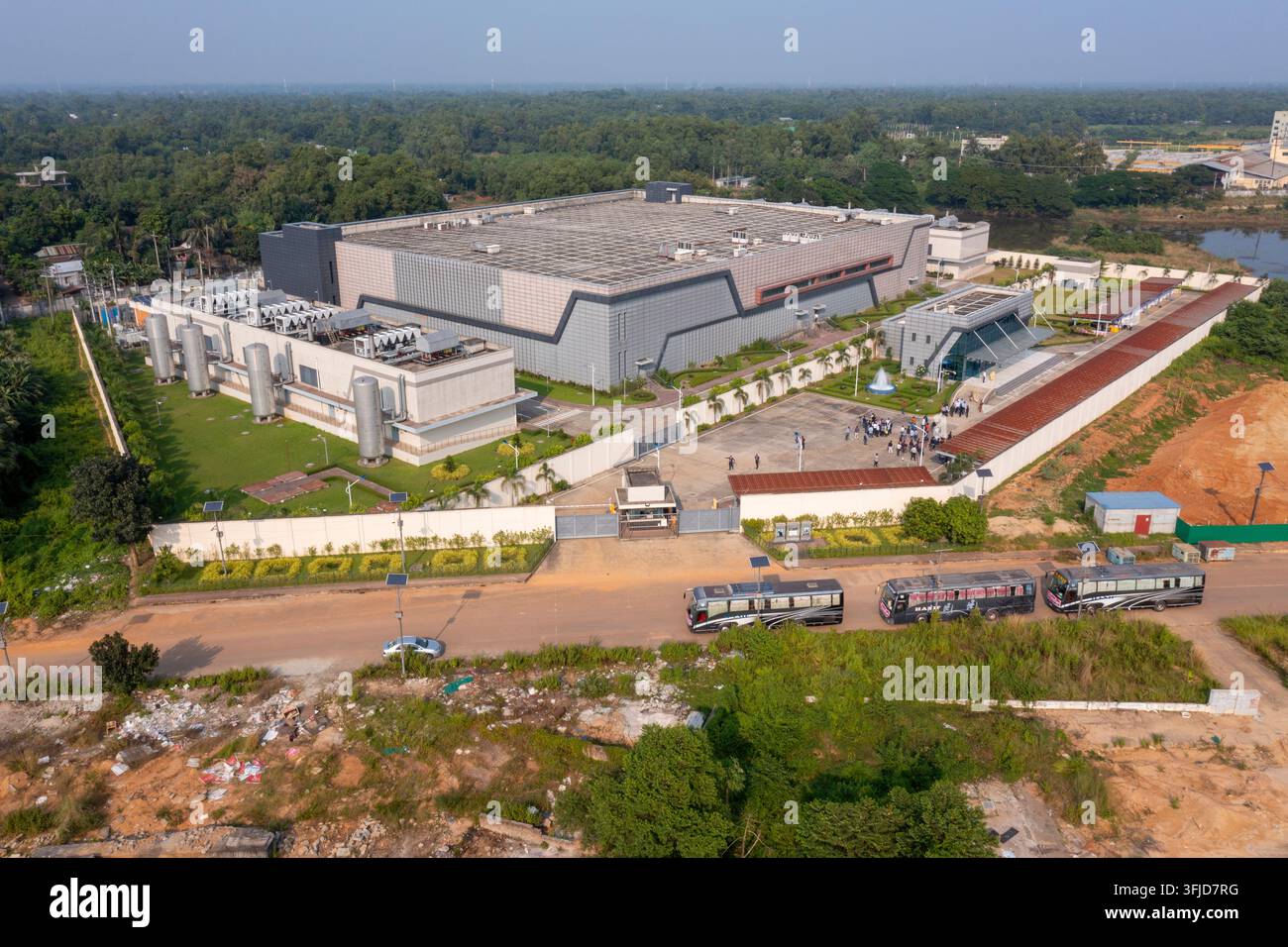 Vista aerea con drone del Centro Dati Nazionale a Quattro Livelli di Kaliakair, Gazipur, Bangladesh. La struttura fa parte dell'infrastruttura digitale del Bangladesh Foto Stock