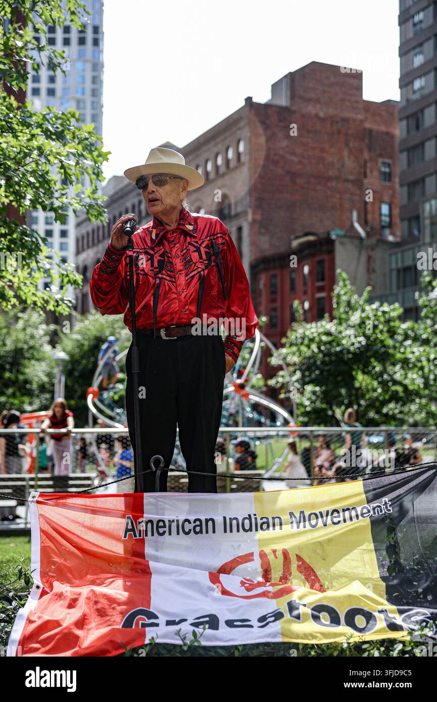 New York, New York, USA. 19 set, 2026. L’anziano delle Prime Nazioni Delaware Tribe of Indians (Lenape)/Shawnee JOHN THOMAS parla durante il Ritorno del Bisonte: Tatanka Owe Akupi all’Abolitionist Place nel centro di Brooklyn, con uno striscione dell’American Indian Movement Grassroots esposto ai suoi piedi. Quarant’otto pupazzi di bisonte a grandezza naturale si sono spostati dall’Abolitionist Place al Brooklyn Bridge Park, accompagnati da anziani Lenape e Lakota e partecipanti delle Prime Nazioni, richiamando il recupero del bisonte dalla quasi estinzione e il suo significato culturale e spirituale per i popoli indigeni. (Credito immagine: Foto Stock