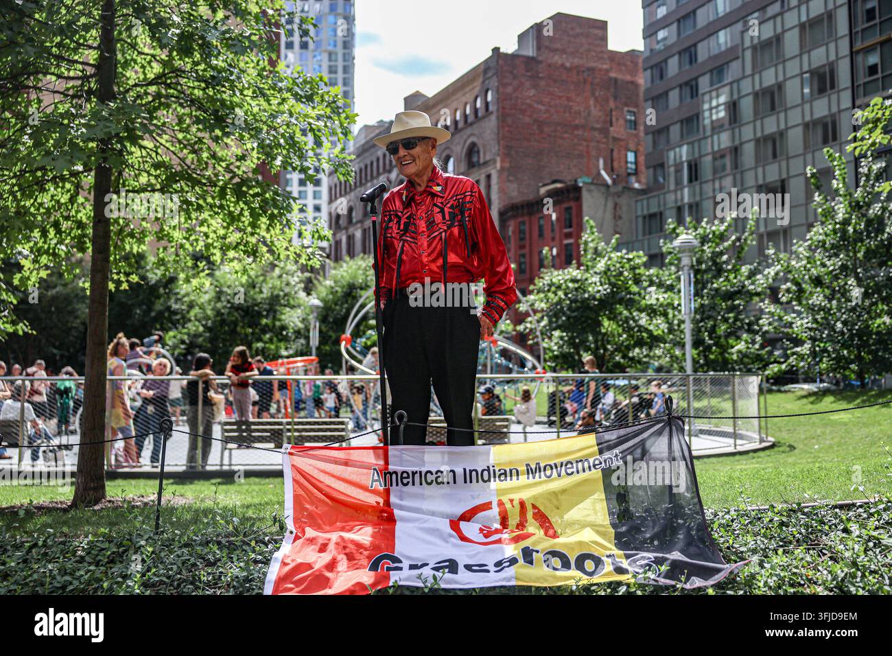 New York, New York, USA. 19 set, 2026. L’anziano delle Prime Nazioni Delaware Tribe of Indians (Lenape)/Shawnee JOHN THOMAS parla durante il Ritorno del Bisonte: Tatanka Owe Akupi all’Abolitionist Place nel centro di Brooklyn, con uno striscione dell’American Indian Movement Grassroots esposto ai suoi piedi. Quarant’otto pupazzi di bisonte a grandezza naturale si sono spostati dall’Abolitionist Place al Brooklyn Bridge Park, accompagnati da anziani Lenape e Lakota e partecipanti delle Prime Nazioni, richiamando il recupero del bisonte dalla quasi estinzione e il suo significato culturale e spirituale per i popoli indigeni. (Credito immagine: Foto Stock