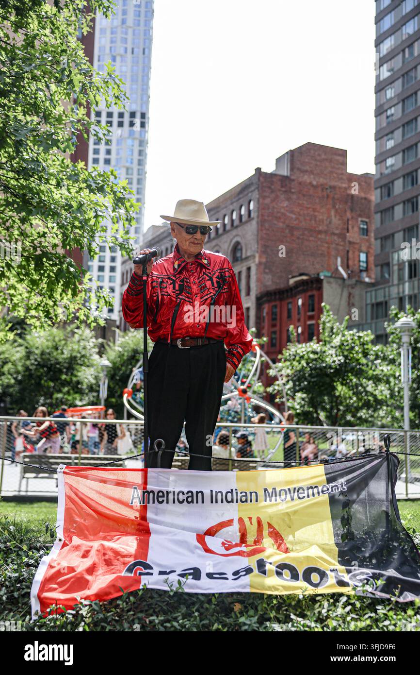 New York, New York, USA. 19 set, 2026. L’anziano delle Prime Nazioni Delaware Tribe of Indians (Lenape)/Shawnee JOHN THOMAS parla durante il Ritorno del Bisonte: Tatanka Owe Akupi all’Abolitionist Place nel centro di Brooklyn, con uno striscione dell’American Indian Movement Grassroots esposto ai suoi piedi. Quarant’otto pupazzi di bisonte a grandezza naturale si sono spostati dall’Abolitionist Place al Brooklyn Bridge Park, accompagnati da anziani Lenape e Lakota e partecipanti delle Prime Nazioni, richiamando il recupero del bisonte dalla quasi estinzione e il suo significato culturale e spirituale per i popoli indigeni. (Credito immagine: Foto Stock