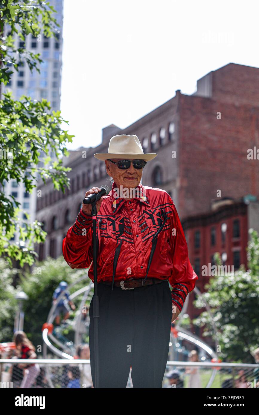 New York, New York, USA. 19 set, 2026. L’anziano delle Prime Nazioni Delaware Tribe of Indians (Lenape)/Shawnee JOHN THOMAS parla durante il Ritorno del Bisonte: Tatanka Owe Akupi all’Abolitionist Place nel centro di Brooklyn, con uno striscione dell’American Indian Movement Grassroots esposto ai suoi piedi. Quarant’otto pupazzi di bisonte a grandezza naturale si sono spostati dall’Abolitionist Place al Brooklyn Bridge Park, accompagnati da anziani Lenape e Lakota e partecipanti delle Prime Nazioni, richiamando il recupero del bisonte dalla quasi estinzione e il suo significato culturale e spirituale per i popoli indigeni. (Credito immagine: Foto Stock