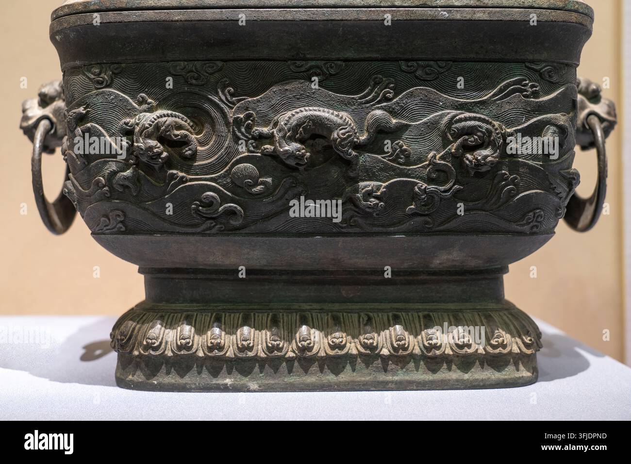 Fornace in rame con orecchie da leone e orecchie da leone Qing Dynasty Sea Beast Dragon Phoenix Foto Stock