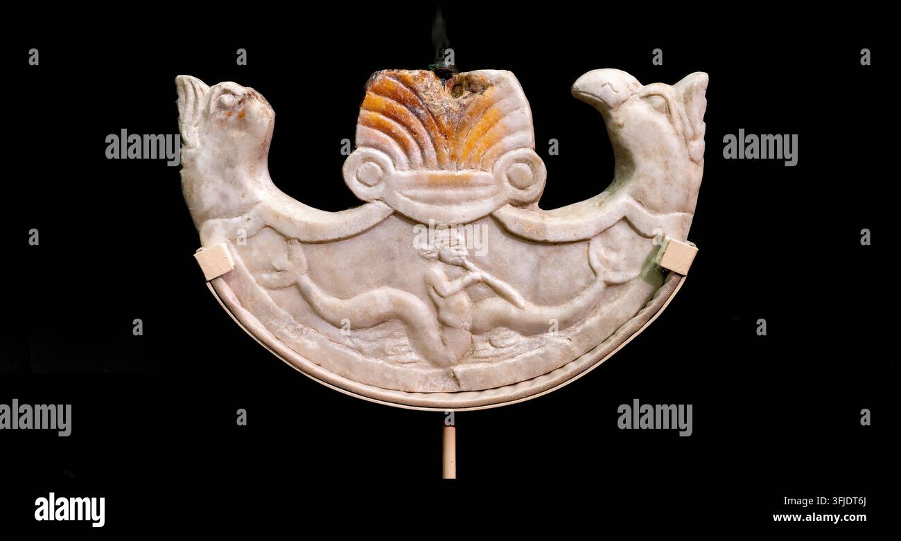Ornamenti a rilievo a forma di scudo rinvenuti da Pompei, Italia Foto Stock