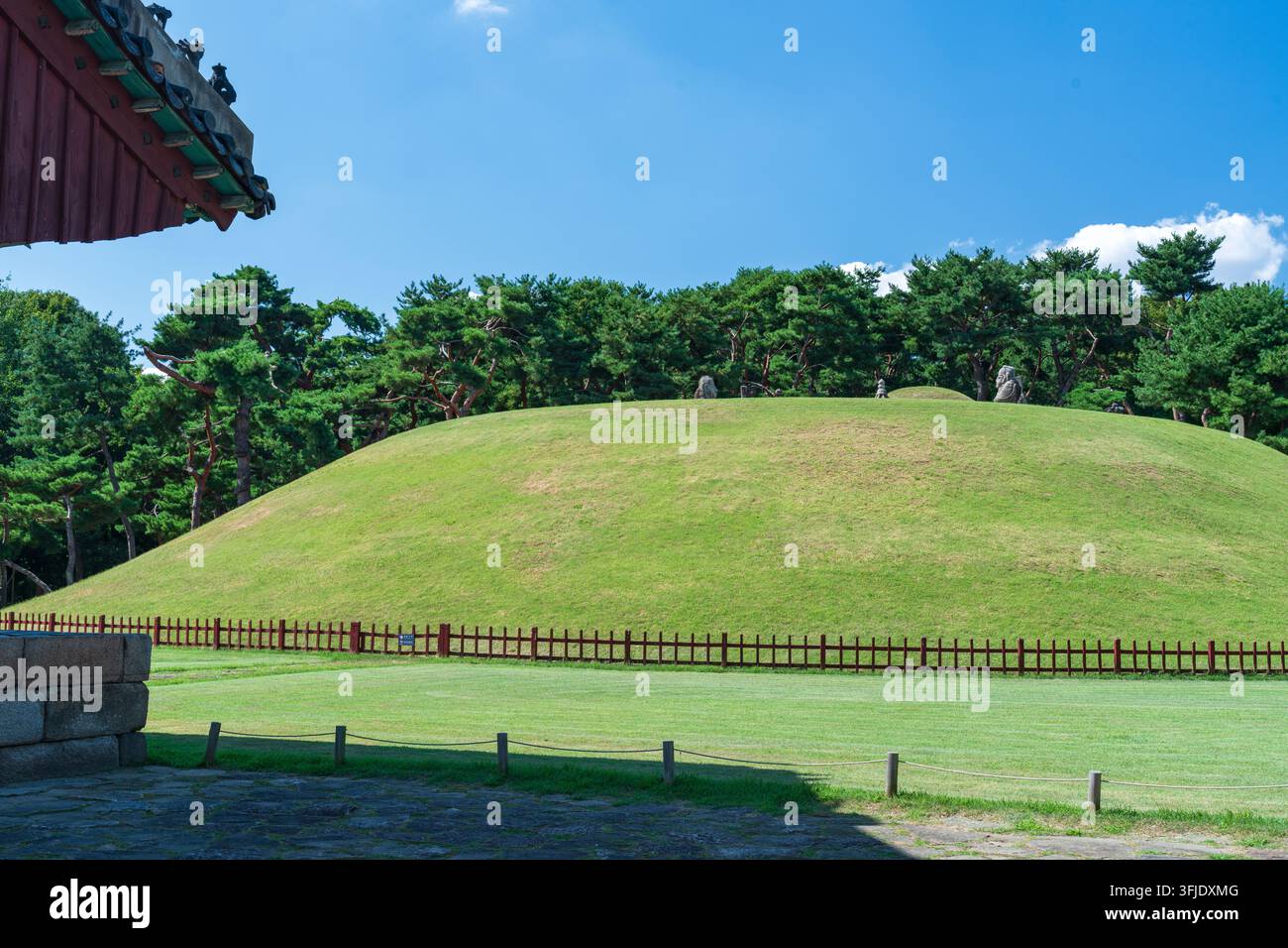 Seoul, Corea del Sud - 19 set. 2026: Vista panoramica della tomba reale del re Jungjong circondata da pini e prato verde a Seonjeongneung, Seoul Foto Stock