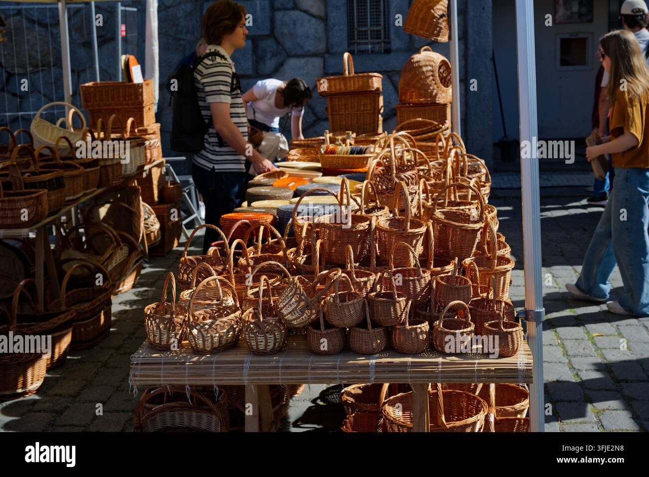 Cestini in vimini fatti a mano sono esposti in vendita su uno stand artigianale durante il mercato degli agricoltori di Náplavka. Foto Stock