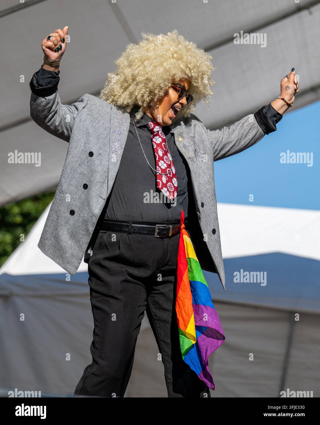 Drag King Abe FroMan balla sul palco durante lo spettacolo di drag inglese. Foto Stock