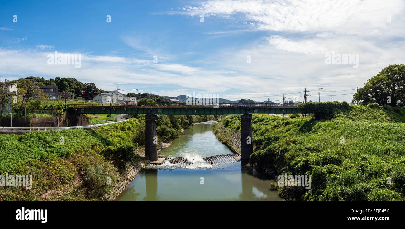 Ponte ferroviario in acciaio Sakagawa sulla ferrovia Tenryu Hamanako a Kakegawa, Shizuoka, Giappone, costruita dal Ministero delle Ferrovie nel 1934, fotografata il Foto Stock