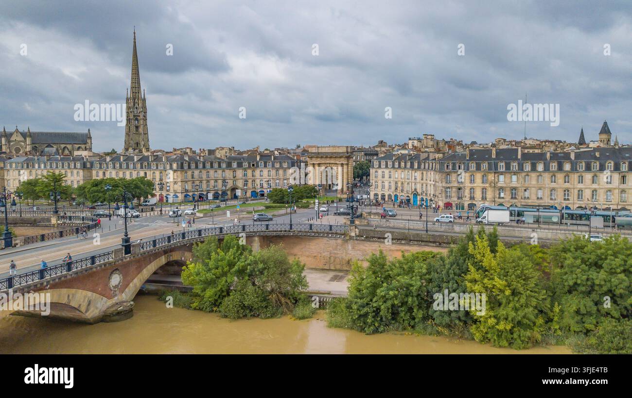 FRANCIA. GIRONDE (33) BORDEAUX, VISTA AEREA DELLA CATTEDRALE DI SAINT-ANDRE E DELLA TORRE PEY-BERLAND Foto Stock