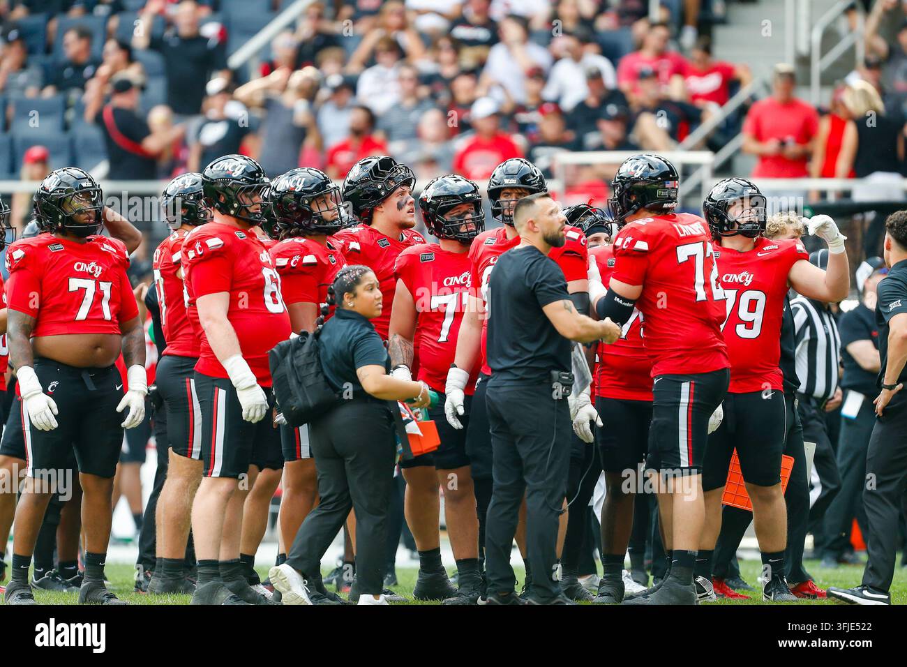 Cincinnati, Ohio, USA. 19 set, 2026. La linea offensiva di Cincinnati guarda la ripetizione video di un'azione che era sotto revisione durante la partita tra i Miami (OH) RedHawks e i Cincinnati Bearcats al TQL Stadium a Cincinnati (Credit Image: © Ken Bruce/ZUMA Press Wire) USO EDITORIALE SOLO! Non per USO COMMERCIALE! Foto Stock