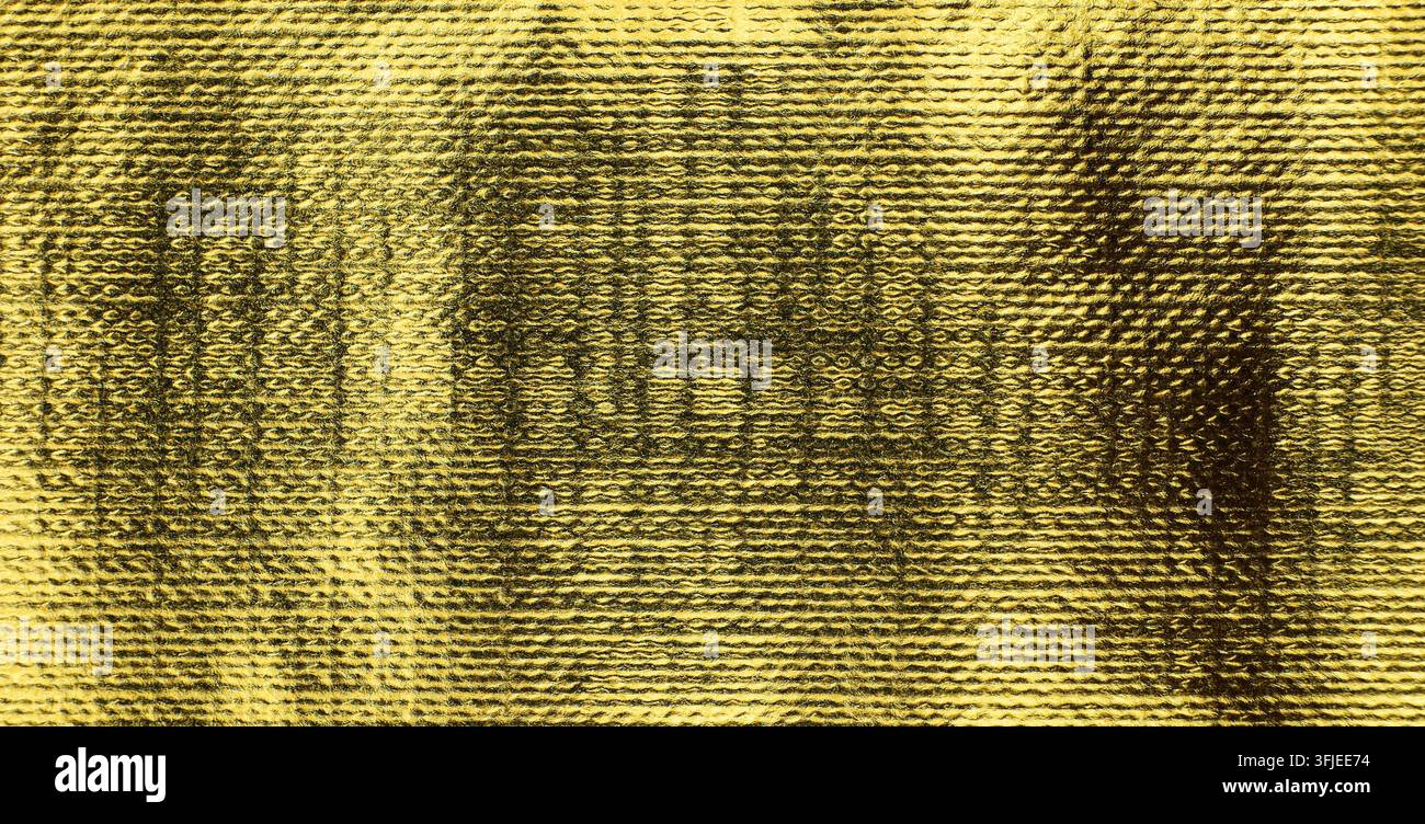 Trama di sfondo orizzontale di carta metallica dorata lucida ondulata con sottili linee orizzontali Foto Stock