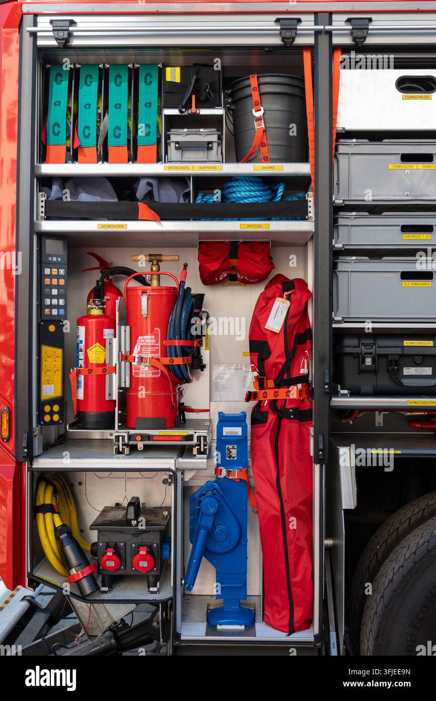 VIENNA, AUSTRIA, 12 settembre 2026: Un compartimento organizzato di camion dei pompieri mostra attrezzi antincendio, manichette, estintori e attrezzature di soccorso. Foto Stock