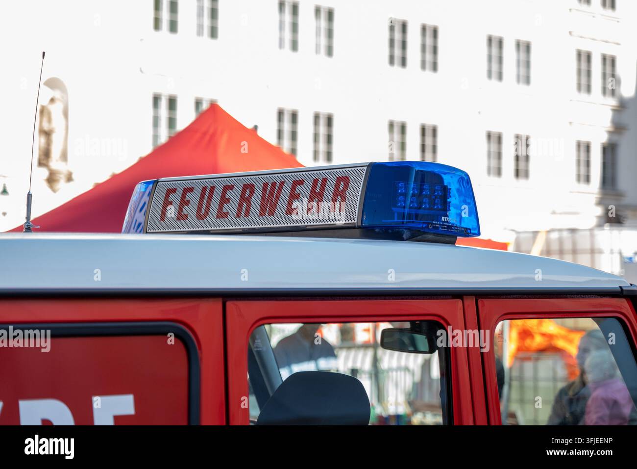 VIENNA, AUSTRIA, 12 settembre 2026: Una barra luminosa di un camion dei pompieri tedesco con un cartello Feuerwehr è mostrata in un contesto pubblico all'aperto. Foto Stock