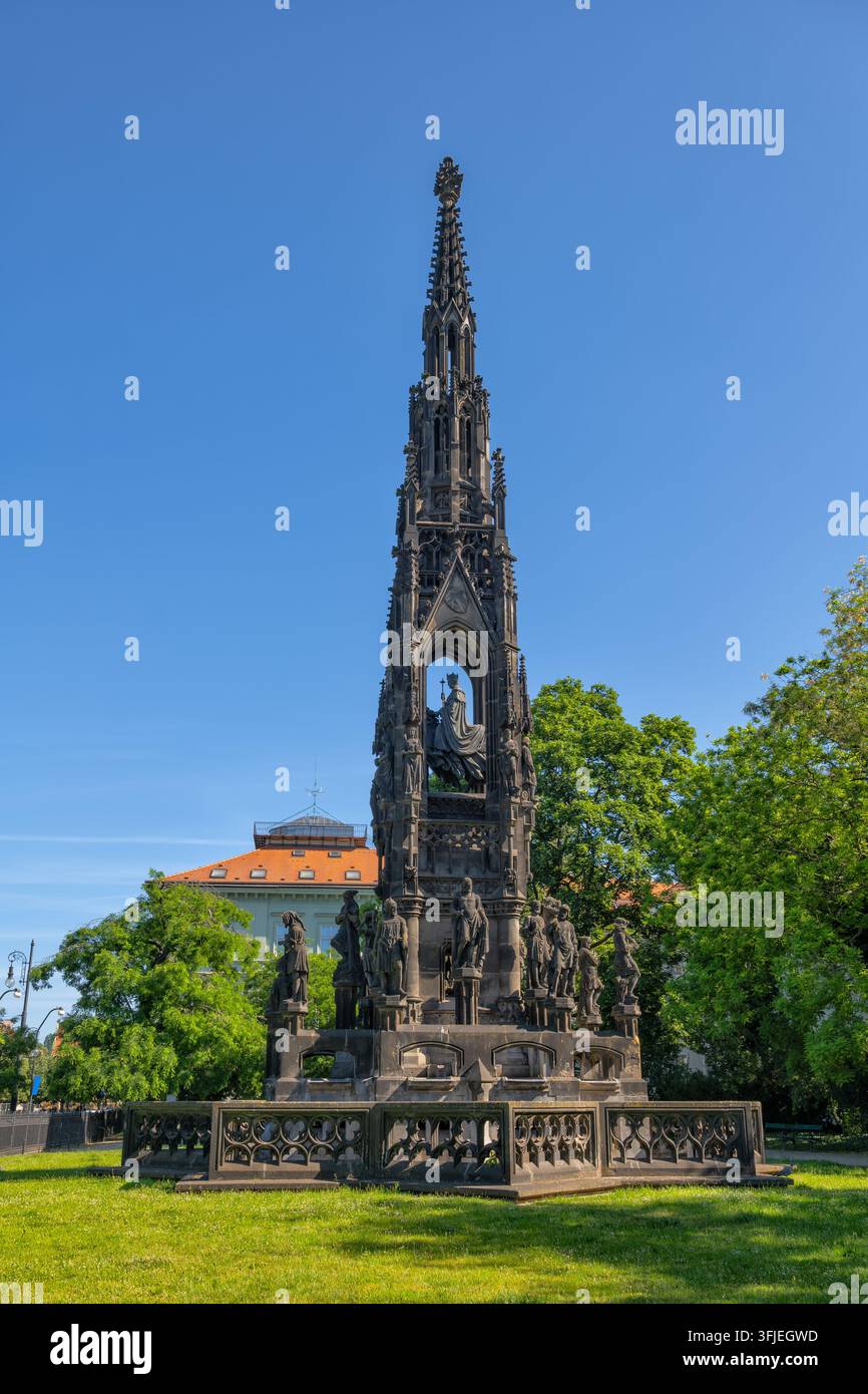 La fontana Kranner, monumento neogotico degli anni '40 dell'Ottocento per commemorare l'imperatore Francesco I d'Austria a Praga, Repubblica Ceca. Foto Stock