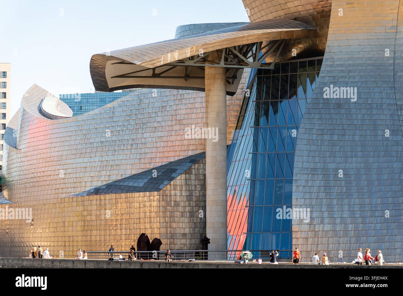 Fuori dal Museo Guggenheim, Bilbao, Spagna Foto Stock