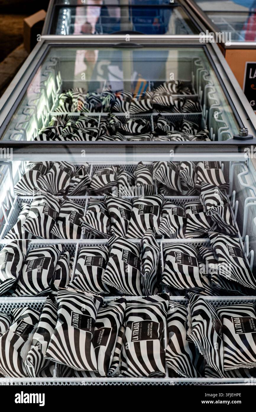 Le barrette di gelato La Strada sono conservate in un congelatore durante un festival a Bucarest per rimanere congelate per i clienti con involucri a stampa zebrata Foto Stock