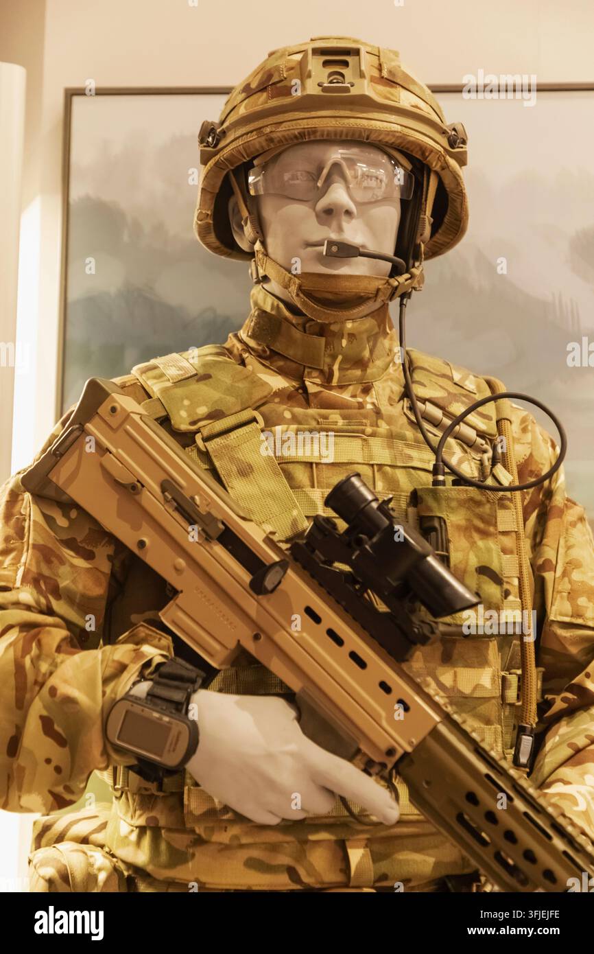 Inghilterra, Hampshire, Winchester, MOD Worthy Down, Il Museo Militare del Royal Logistic Corps, Esposizione di un soldato moderno dell'esercito britannico Foto Stock
