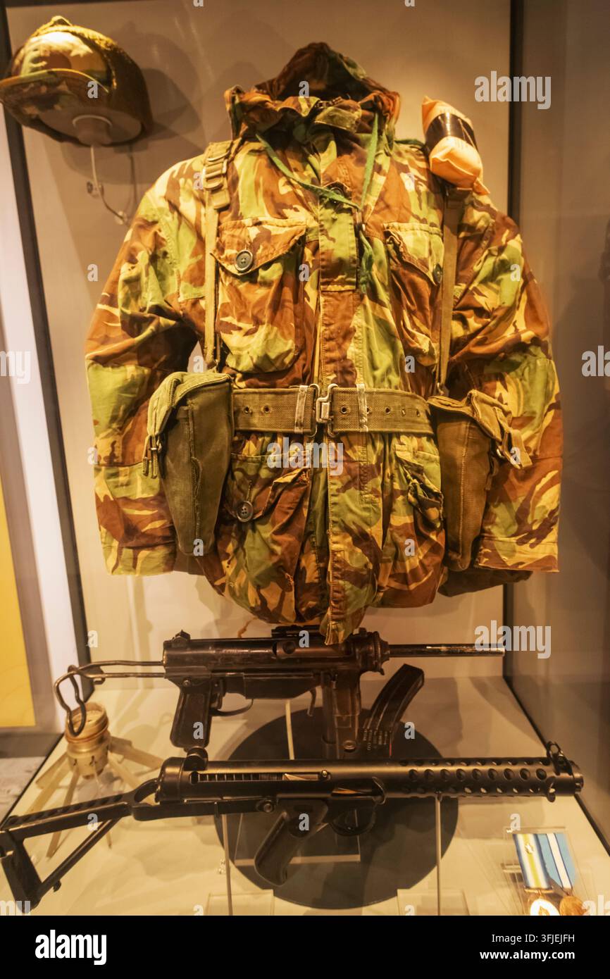 Inghilterra, Hampshire, Winchester, MOD Worthy Down, Il Museo Militare del Royal Logistic Corps, Esposizione di una tuta da combattimento e armi dell'esercito britannico del 1958 Foto Stock