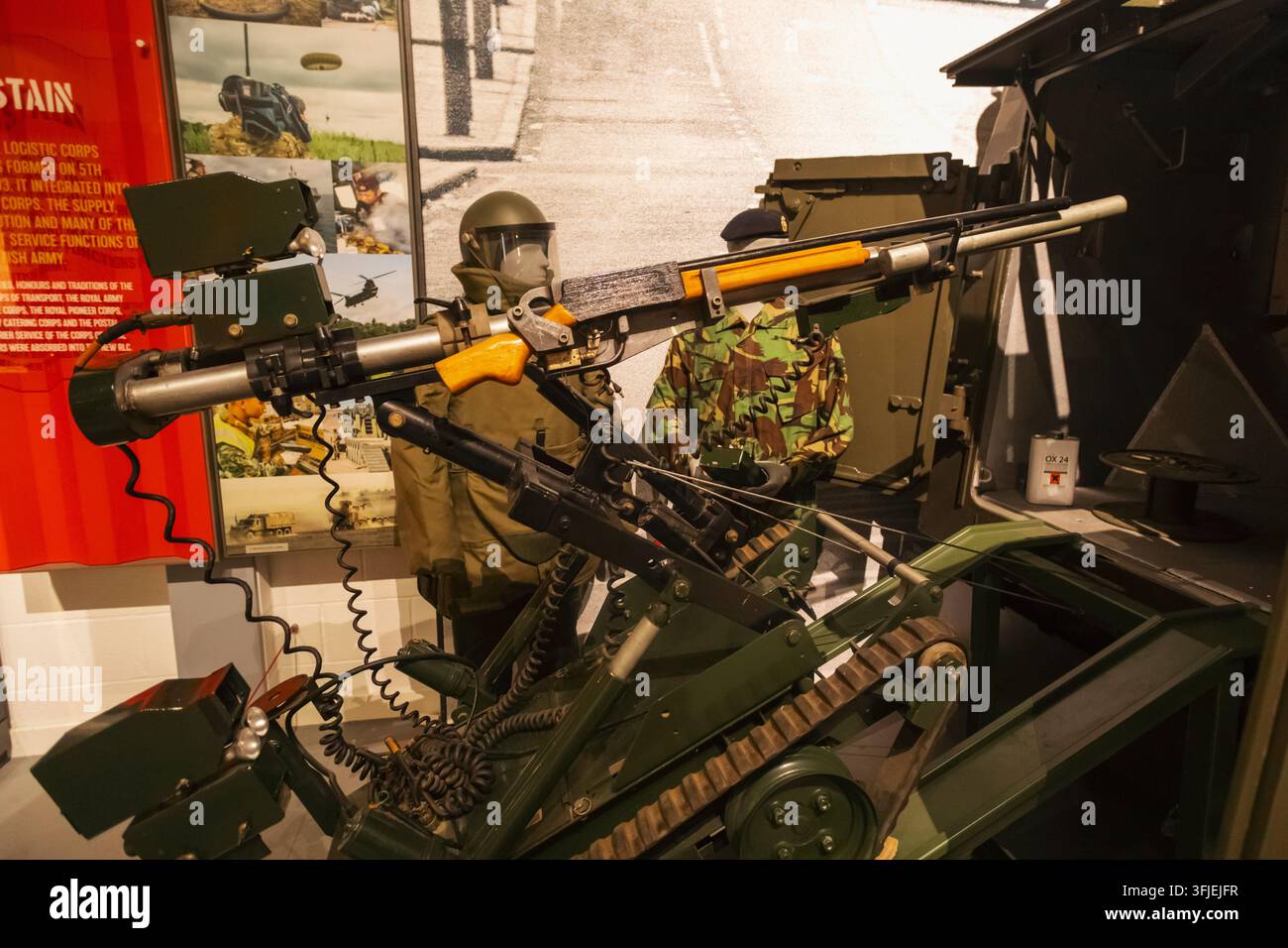 Inghilterra, Hampshire, Winchester, MOD Worthy Down, Il Museo Militare del Royal Logistic Corps, Esposizione di un'unità di disinnesco bombe telecomandata Foto Stock