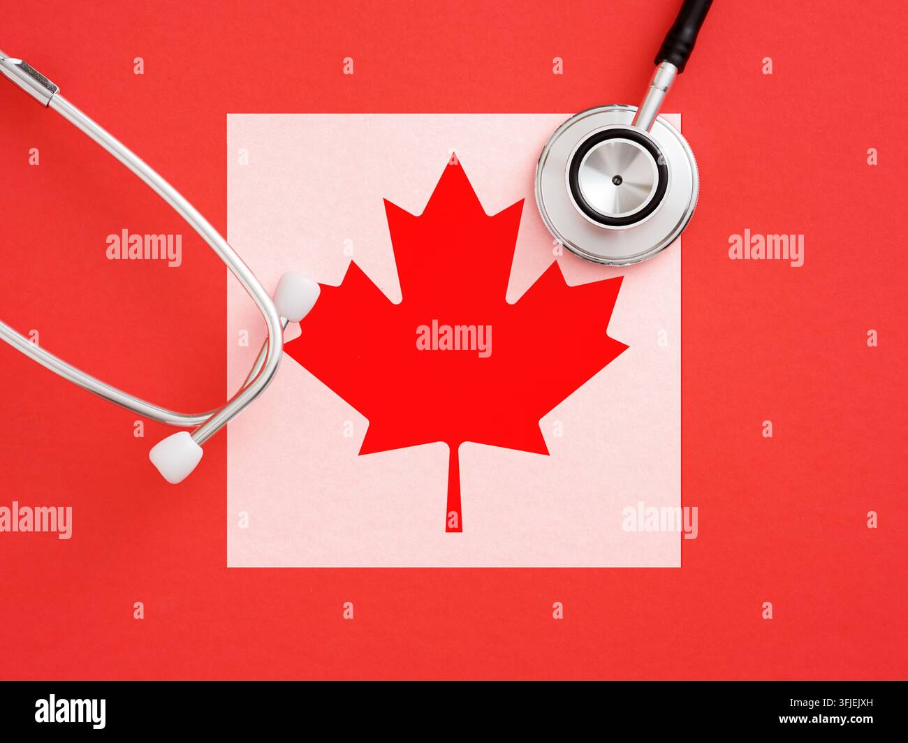 Stetoscopio appoggiato su una bandiera canadese stilizzata, simboleggiante il sistema sanitario nazionale e i servizi di salute pubblica del Canada Foto Stock