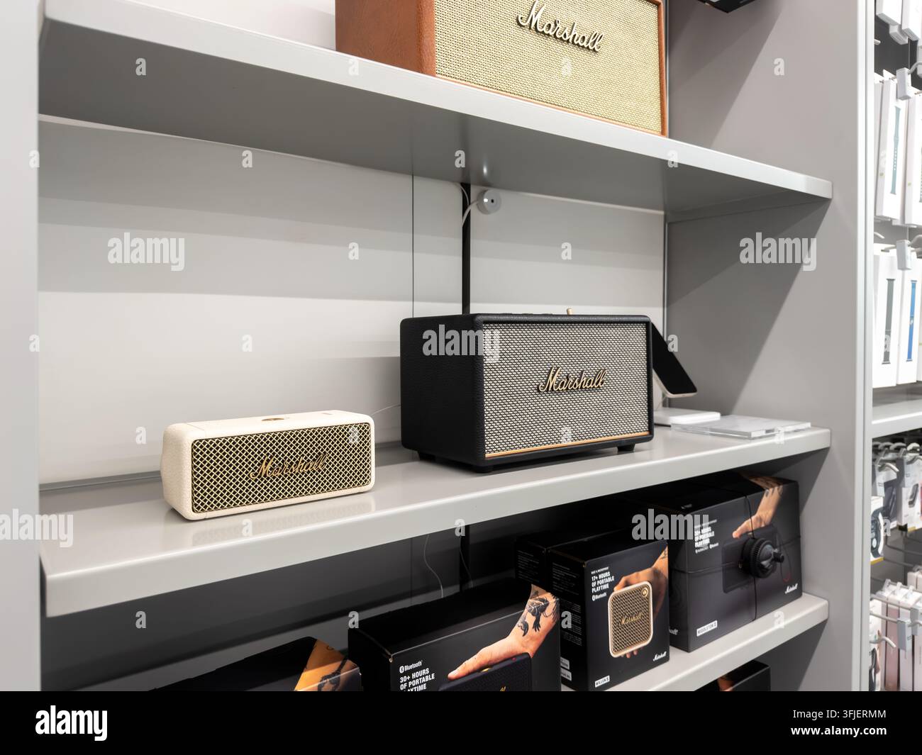 Pozna, Polonia – 19 settembre 2026: altoparlanti Bluetooth Marshall disposti sugli scaffali del negozio, evidenziando dispositivi audio portatili compatti in un ambiente chiaro Foto Stock