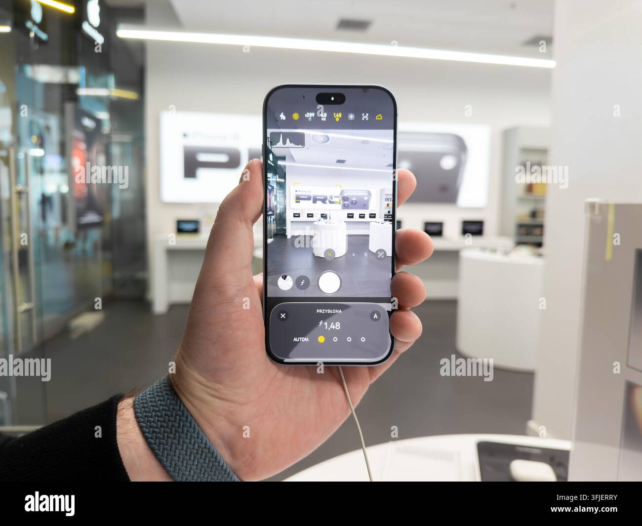 Pozna, Polonia – 19 settembre 2026: Un iPhone 18 Pro che cattura l'interno luminoso di un negozio attraverso controlli professionali dell'interfaccia della fotocamera, evidenziando d Foto Stock