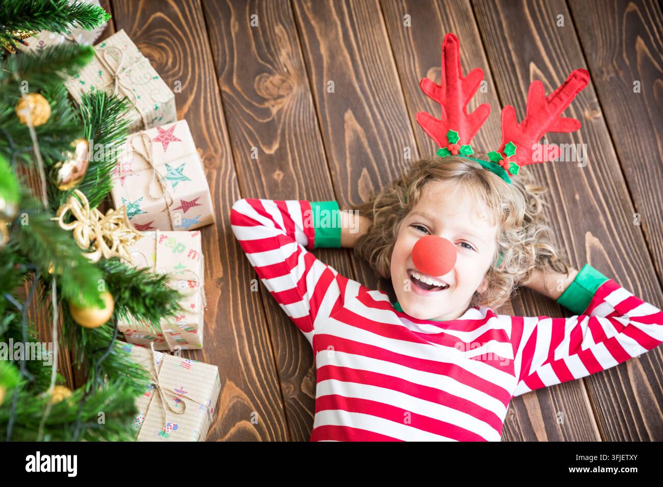 Bambino felice che indossa il renna Rudolph. Bambino divertente alla vigilia di Natale. Concetto di vacanza natalizia Foto Stock