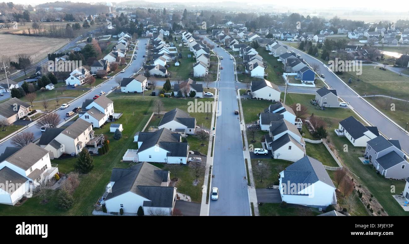 Volo aereo crescente di un complesso residenziale negli Stati Uniti. Case americane in una nuova lottizzazione immobiliare, Penn Township, Pennsylvania. Foto Stock