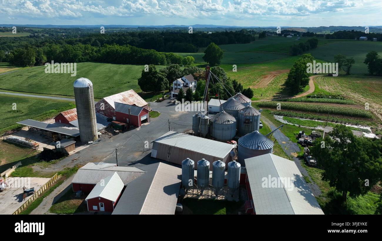 Rivelo a ritirata di un'operazione di allevamento di polli. Ripresa aerea nella stagione estiva, Boggs Township, Pennsylvania. Foto Stock