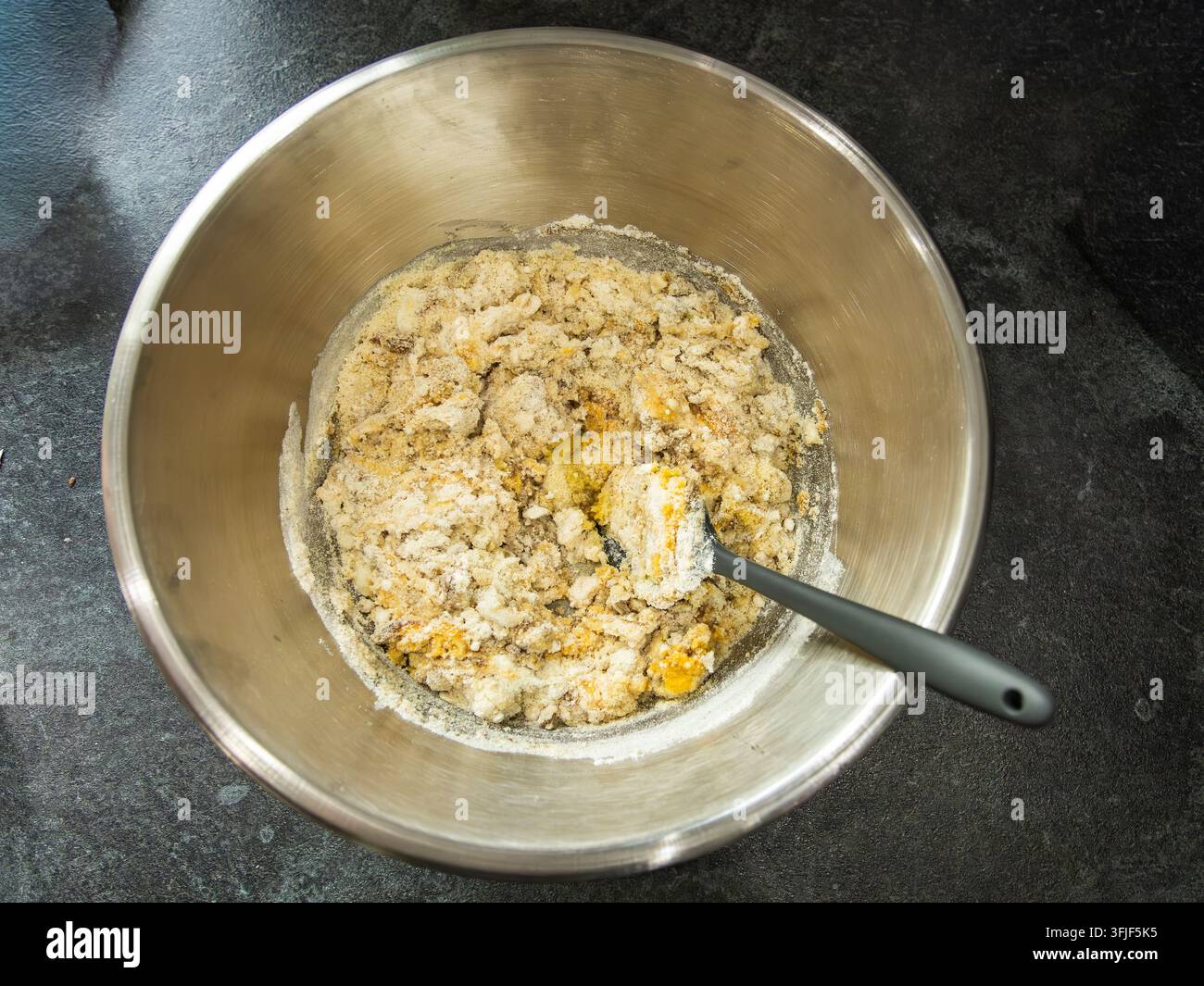 Ingredienti preparati per essere mescolati in un impasto per pane fatto in casa Foto Stock