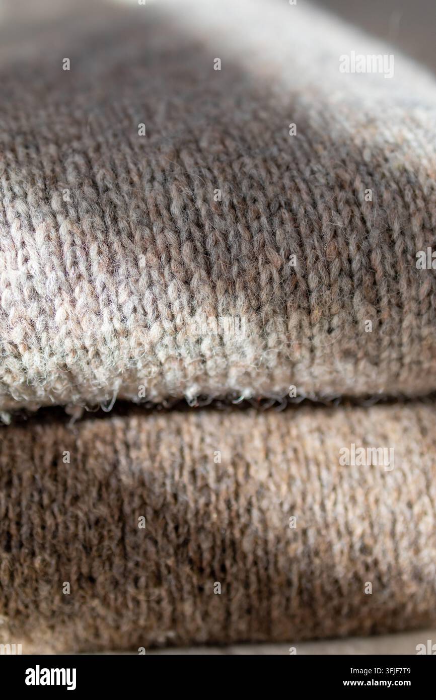 Texture a distanza ravvicinata di un maglione di lana morbido che mostra dettagli di tessuto in alpaca e mohair accoglienti. Concetto di texture di maglieria autunnale calda e guardaroba accogliente fa Foto Stock