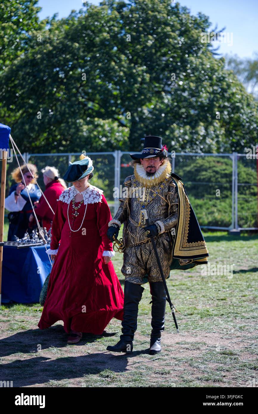 Due rievocatori in elaborati costumi in stile del XVII secolo camminano attraverso i terreni dell'evento della battaglia della Montagna Bianca. Foto Stock