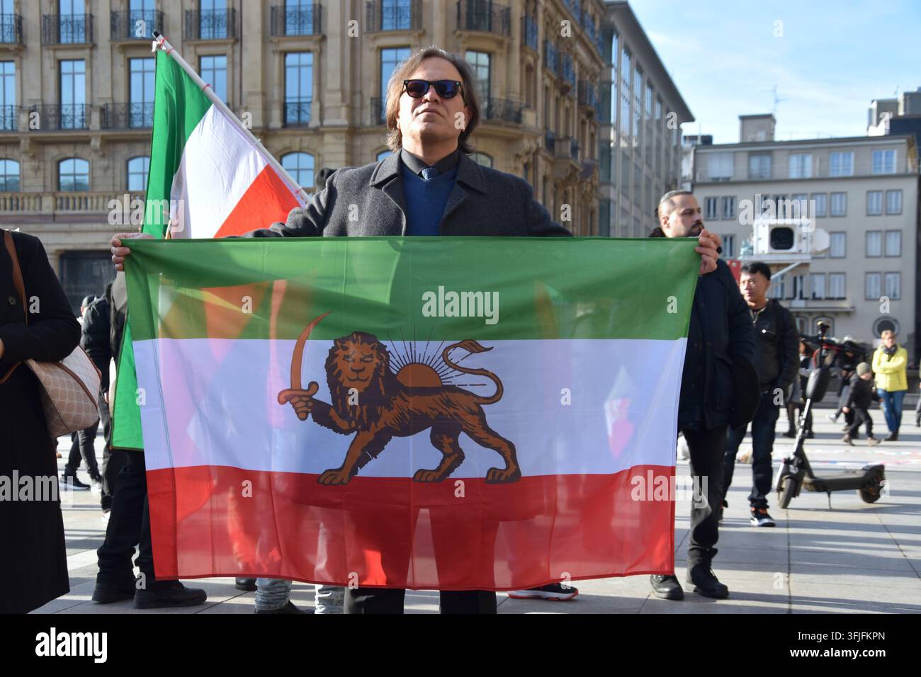 Alcune centinaia di manifestanti hanno protestato nella piazza Roncalli di Colonia contro il regime dei mullah in Iran. Hanno chiesto la caduta del regime. Foto Stock
