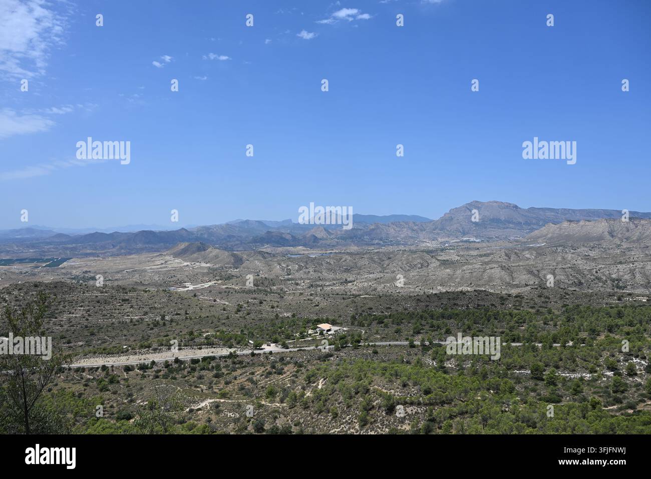 Coline spagnole illuminate dal sole viste da una montagna Foto Stock