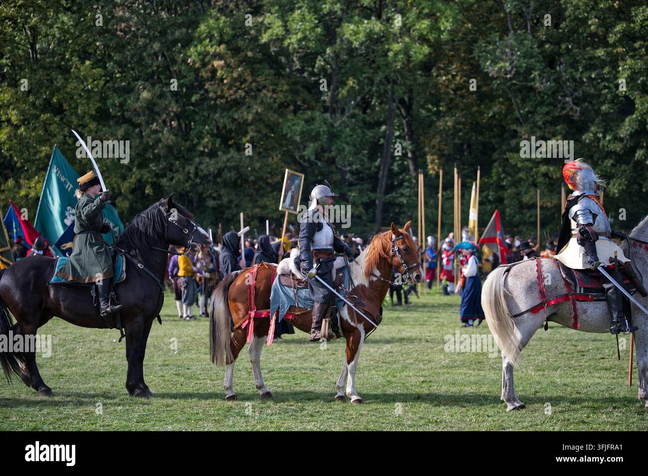 Reenattori a cavallo in armature e abiti d'epoca si radunano prima del combattimento alla rievocazione della Battaglia della Montagna Bianca. Foto Stock