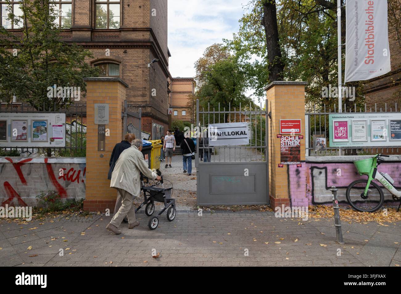 Berlino, Germania. 20 settembre 2026. Anziani in un seggio elettorale durante le elezioni per l'Assemblea legislativa di Berlino e le assemblee distrettuali. Foto Stock