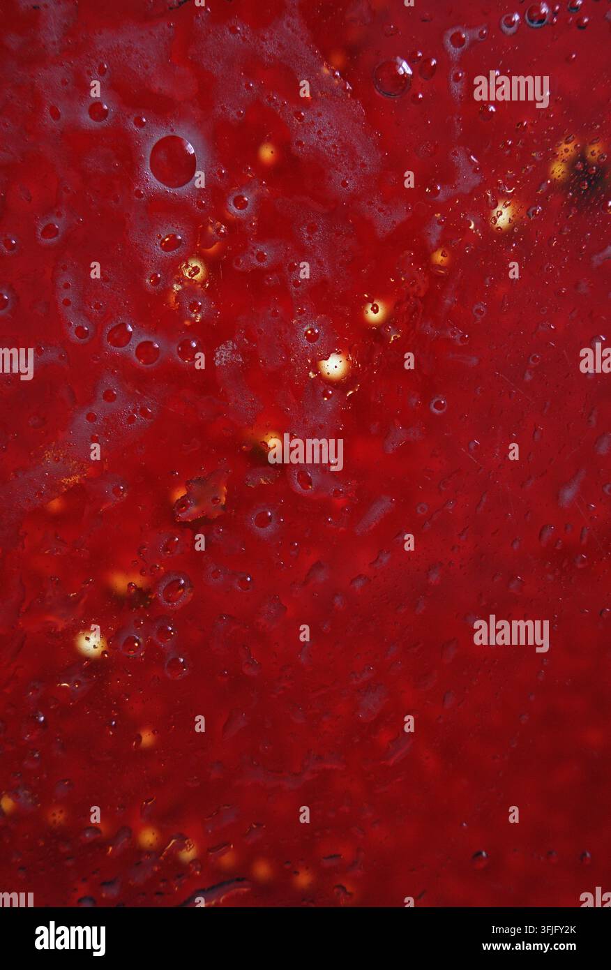Macro di uno sfondo rosso con bolle liquide e luci sfocate. Foto di alta qualità Foto Stock