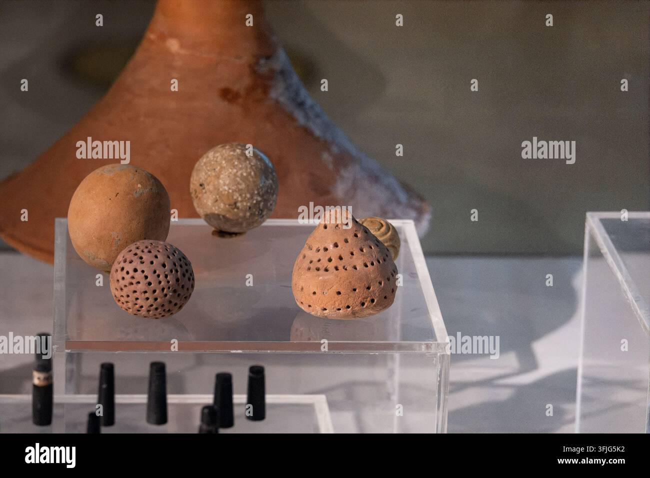 Pedine da gioco di tipo proto-scacchistico della civiltà Harappan. Alcune pedine da gioco da tavolo della civiltà Harappan. I giochi da tavolo erano molto popolari Foto Stock