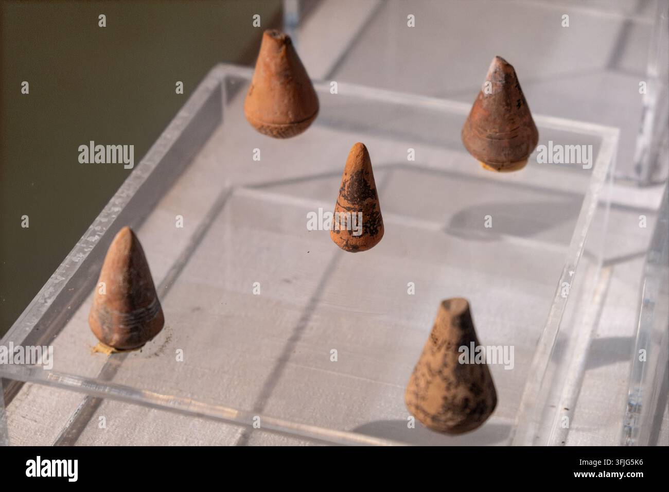 Pedine da gioco di tipo proto-scacchistico della civiltà Harappan. Alcune pedine da gioco da tavolo della civiltà Harappan. I giochi da tavolo erano molto popolari Foto Stock