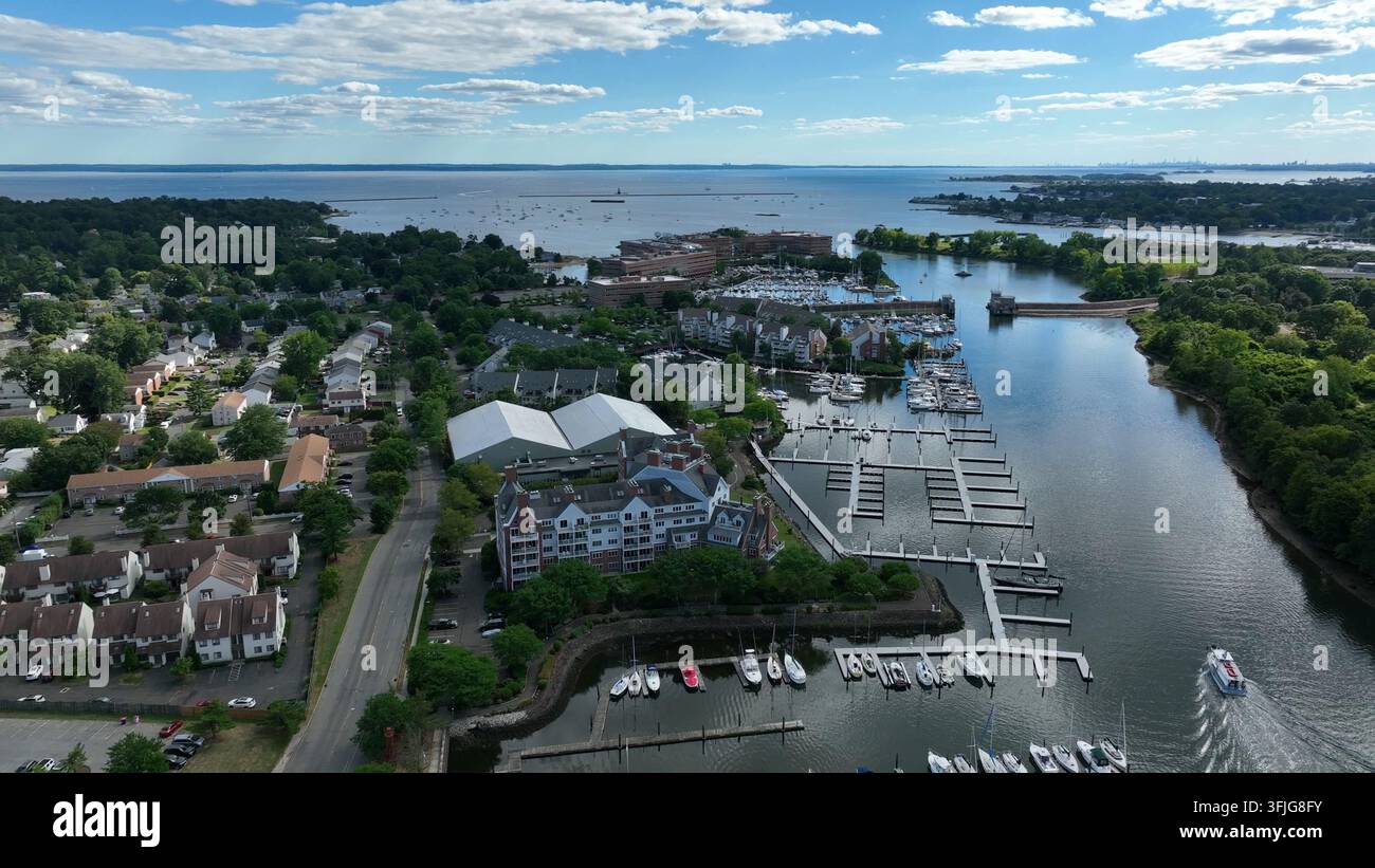 Proprietari benestanti a Stamford, Connecticut. Marina e yacht club di Stamford CT. Veduta aerea in estate. Foto Stock