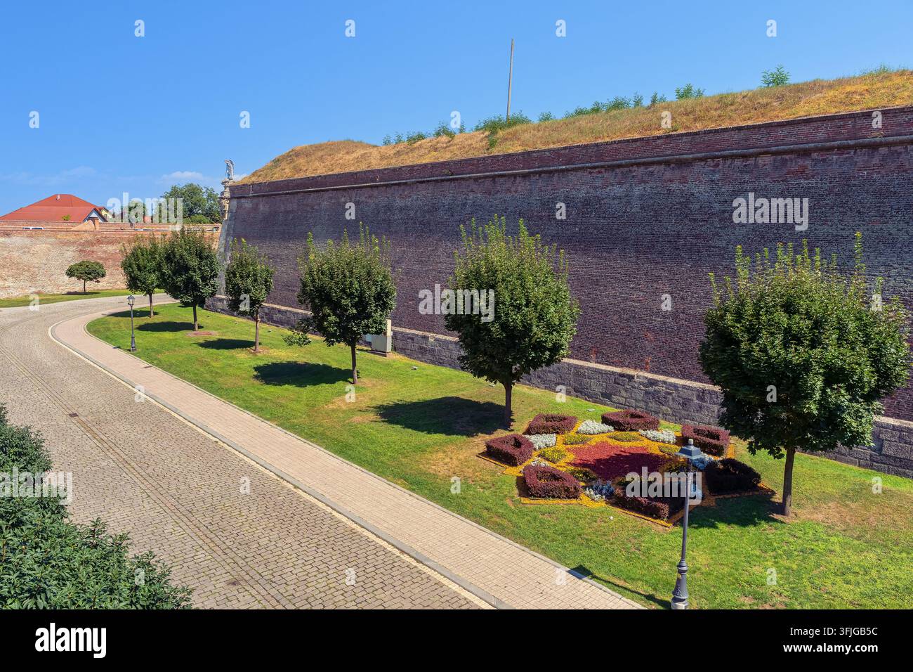 Viale paesaggistico accanto alle massicce mura in mattoni della Cittadella di Alba Carolina ad Alba Iulia, Romania Foto Stock