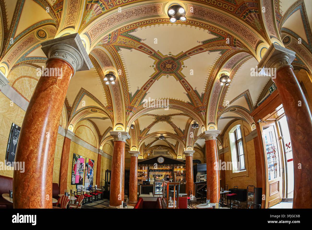 BUDAPEST, UNGHERIA - 15 OTTOBRE 2022: L'elegante interno del caffè dell'Opera Statale Ungherese, uno spazio storico che unisce Rinascimento e Barocco Foto Stock
